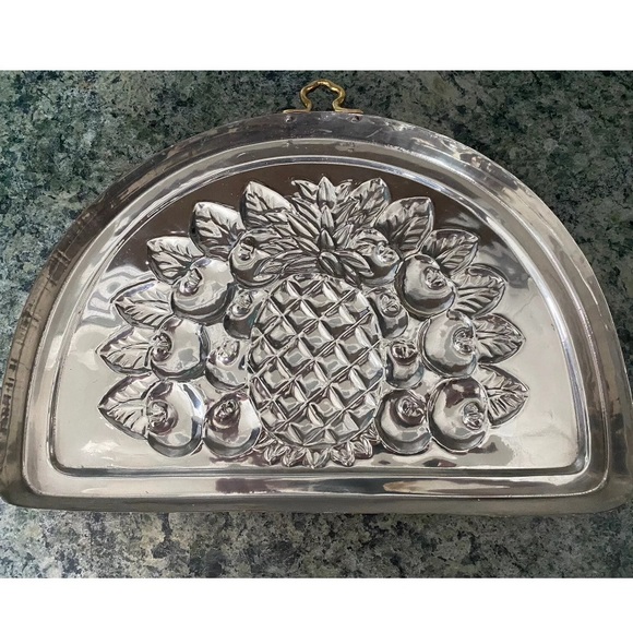 ~ Large Pineapple Jello Molds ~ Cake Pans ~ Wall Hangers ~ Metal - Picture 2 of 3